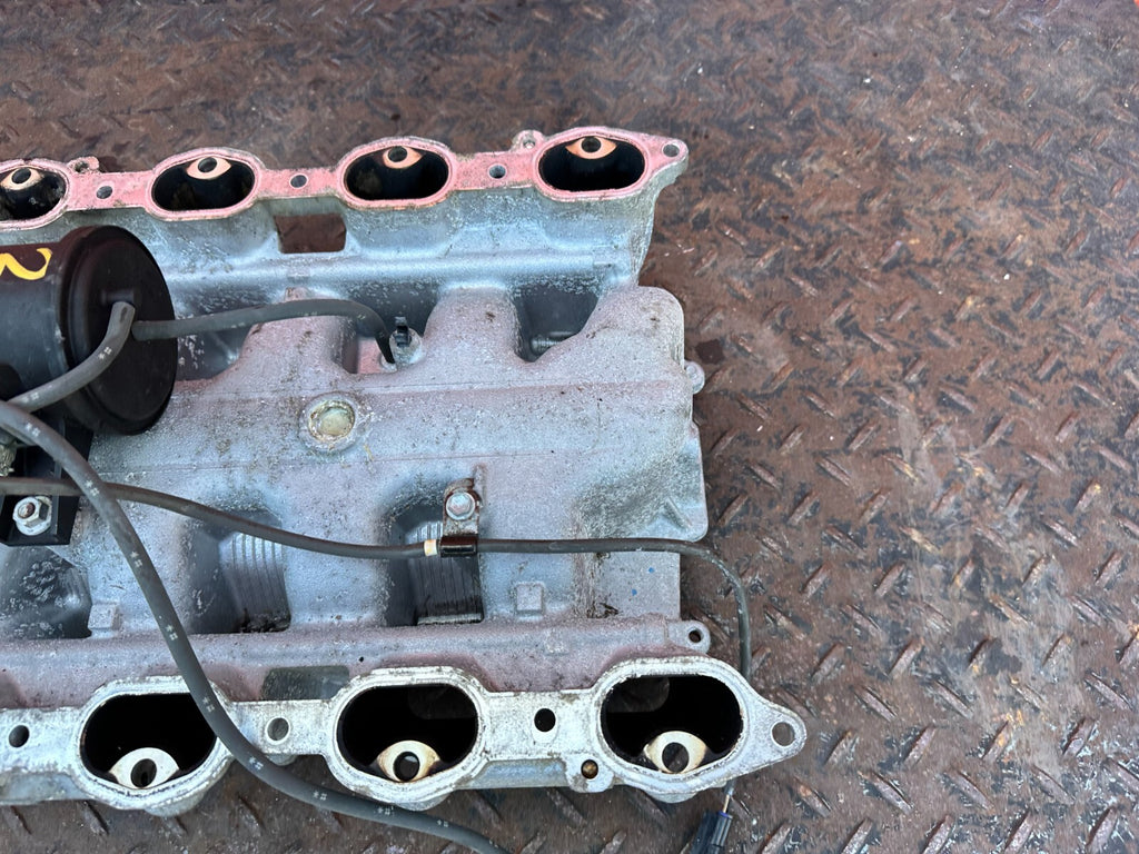 02 10 LEXUS SC430   ATTACHES TO CYLINDER HEAD PORTION   INTAKE MANIFOLD OEM 2885