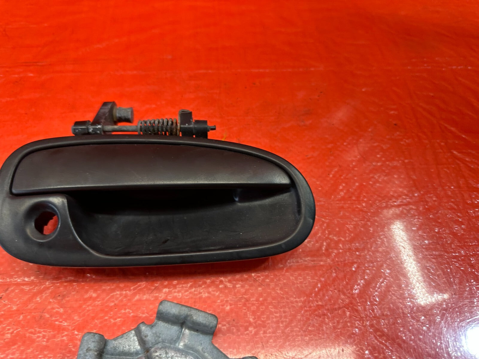 96 00 HONDA CIVIC   PASSENGER RIGHT EXTERIOR DOOR HANDLE   W/ BRACKET   OEM #2017