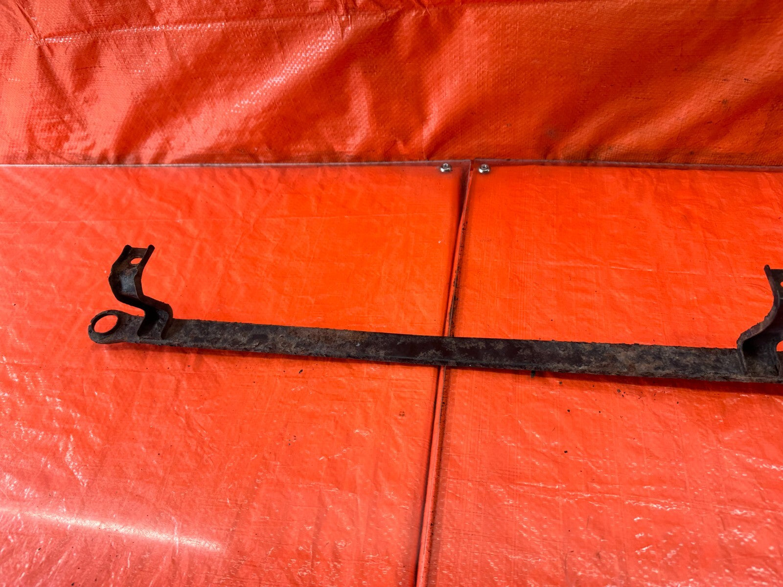 94 01 ACURA INTEGRA   AC CONDENSER ASSEMBLY MOUNTING BRACKET BAR MOUNT OEM #2293
