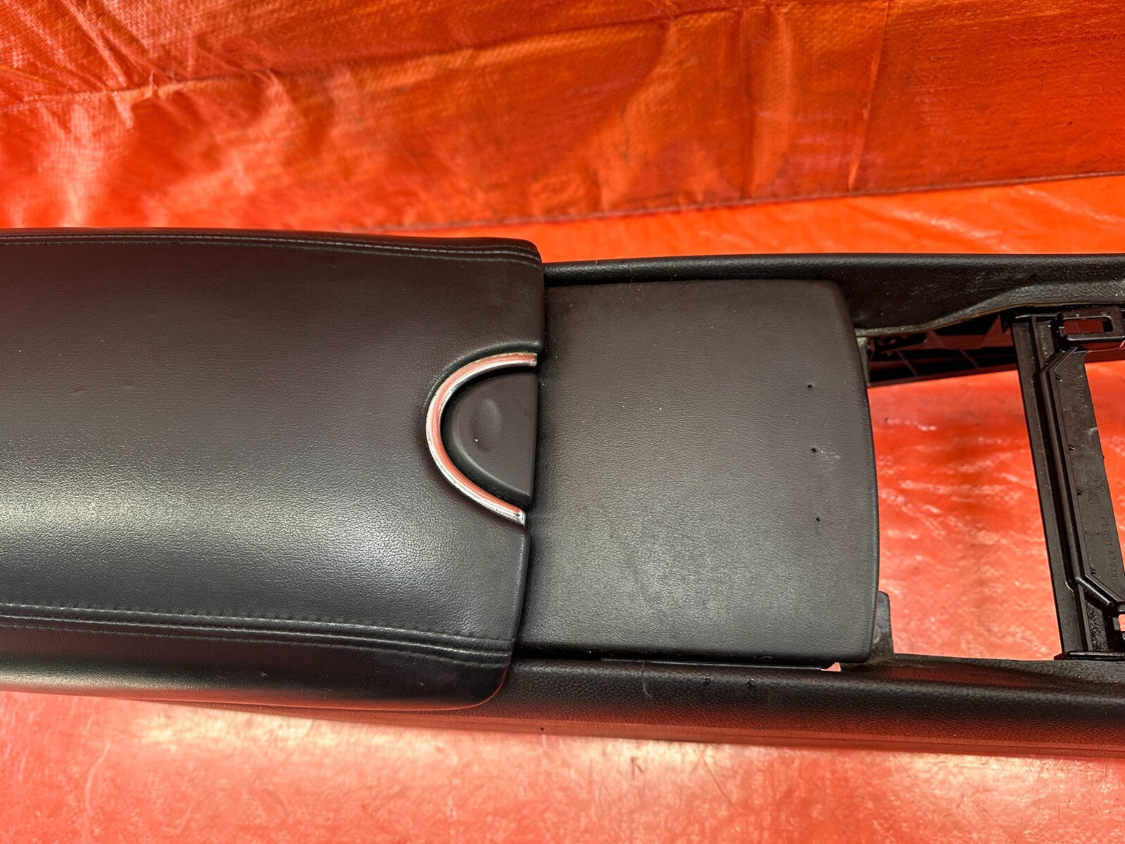 09 13 INFINITI G37 SEDAN   ARM REST / CENTER CONSOLE STORAGE COMPARTMENT OEM 2384