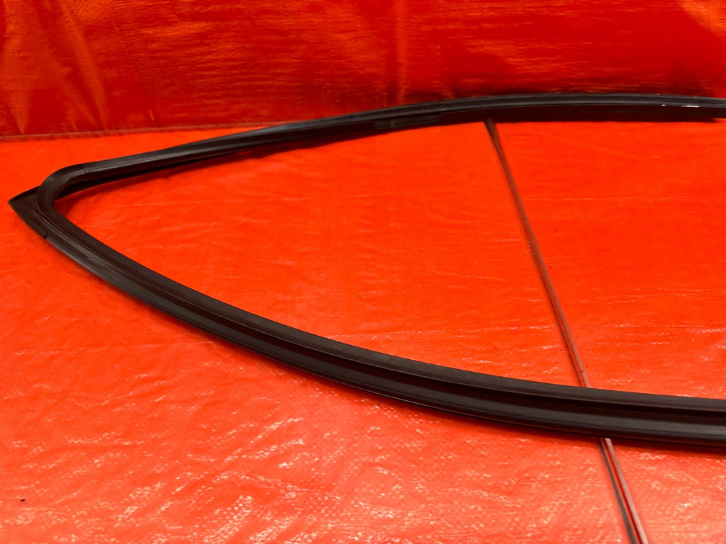 04 08 ACURA TSX   PASSENGER RIGHT FRONT WINDOW GLASS RUN CHANNEL   OEM #20918