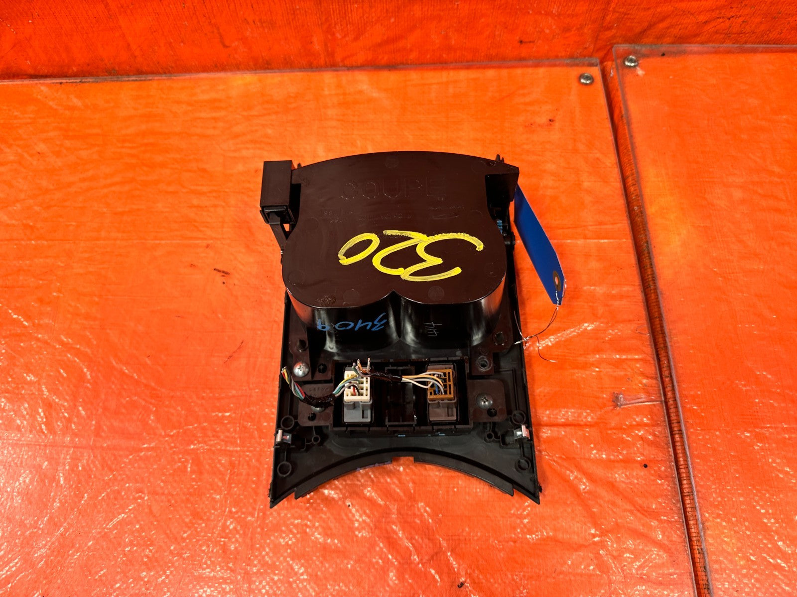 08 09 INFINITI G37 2D COUPE   CUP HOLDER W/ HEATED SEAT SWITCHES   OEM 3205