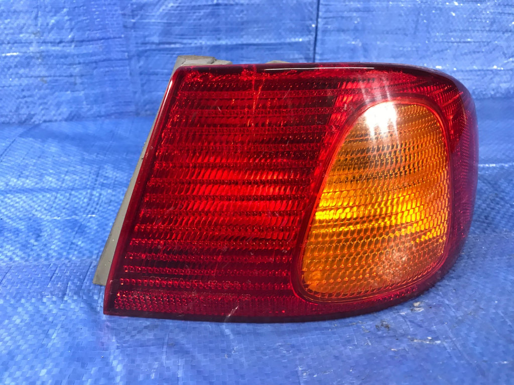 OEM 2002 02 TOYOTA COROLLA S   PASSENGER RIGHT  OUTER TAIL LIGHT R RH1