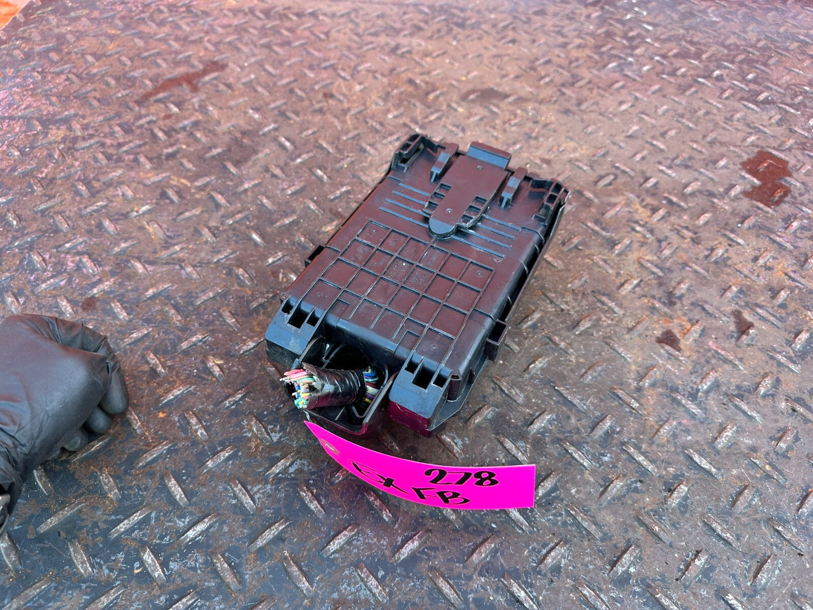 12 15 INFINITI G37 COUPE   EXTERIOR ENGINE BAY UNDER HOOD FUSE BOX PANEL OEM 2785