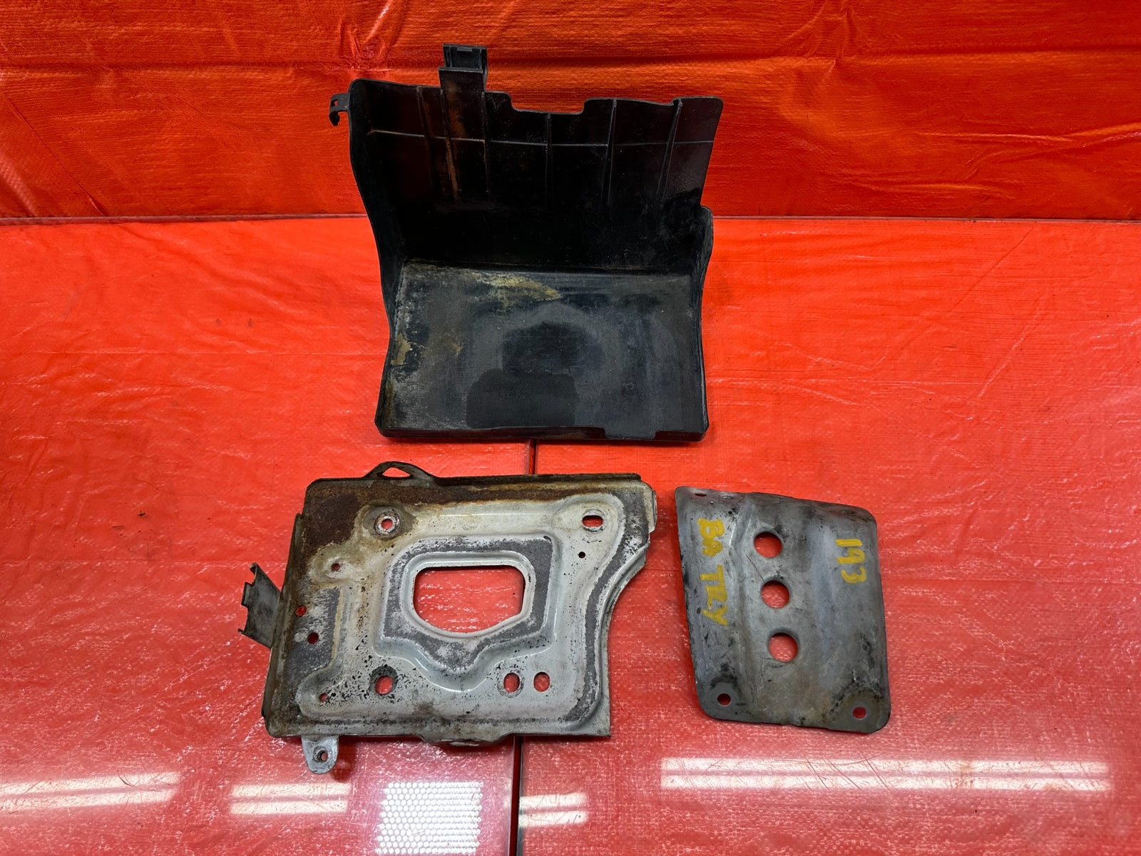 95 98 HONDA ODYSSEY   BATTERY MOUNTING TRAY BRACKET W/ SHIELD TRAY   OEM #1937