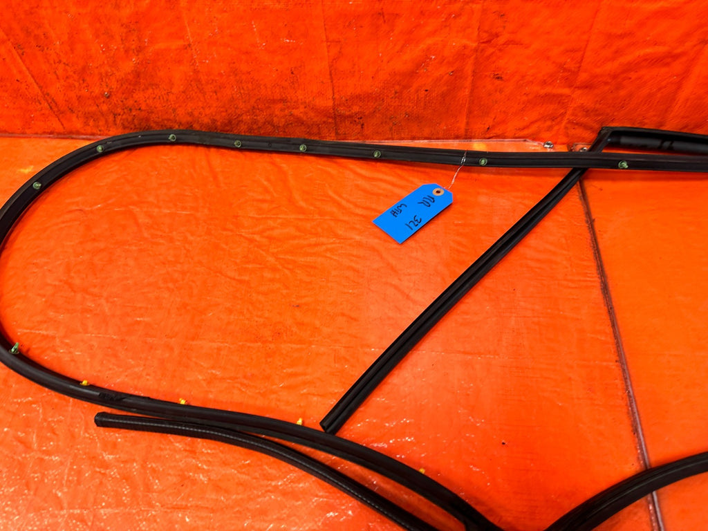 09 14 ACURA TSX   PASSENGER RIGHT FRONT   WEATHER STRIP & RUN CHANNEL OEM 3216