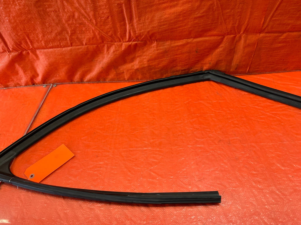 14 21 INFINITI Q50   PASSENGER RIGHT FRONT WINDOW GLASS RUN CHANNEL   OEM #24213