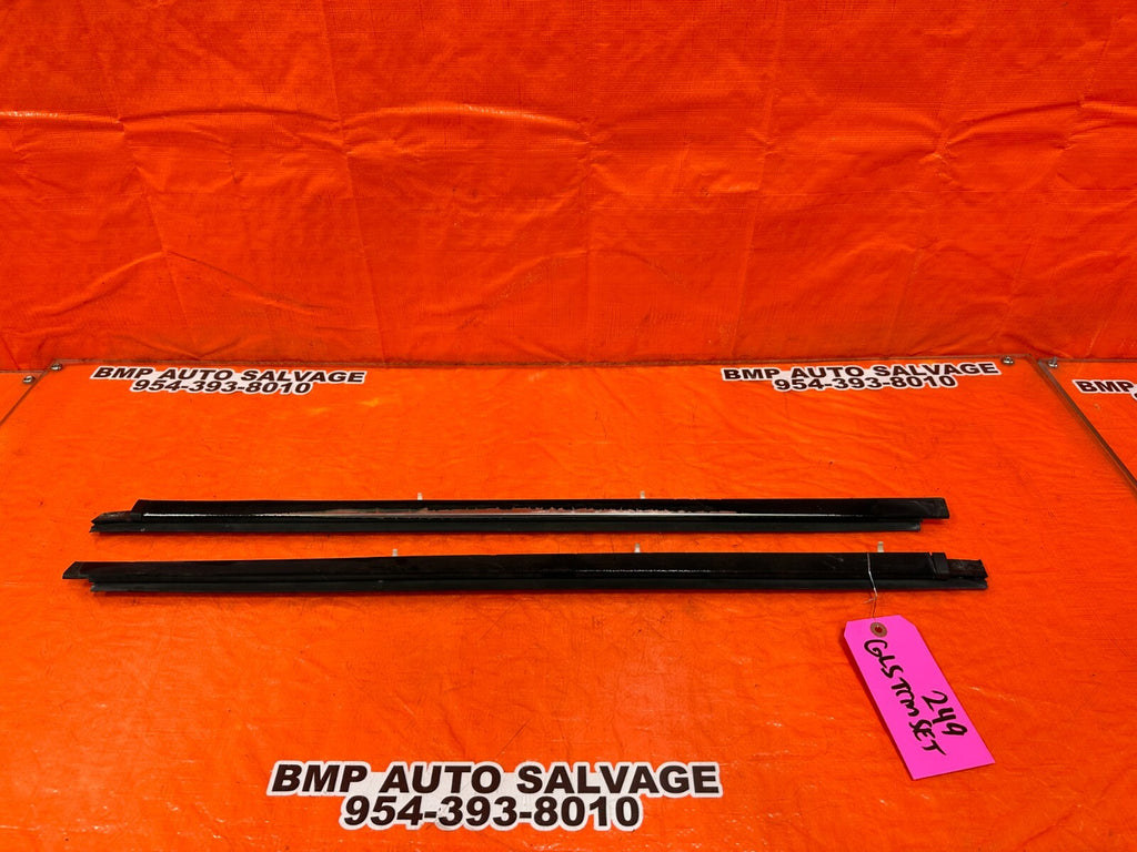 95 00 TOYOTA TACOMA   FRONT LEFT & RIGHT EXTERIOR WINDOW GLASS TRIM   OEM #2490