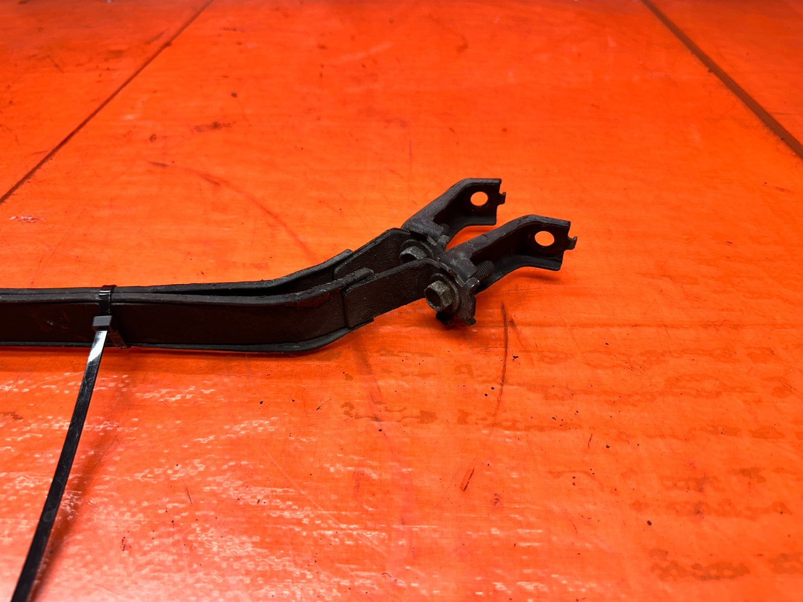 92 96 HONDA PRELUDE METAL FUEL GAS TANK STRAPS  LEFT RIGHT OEM #3328