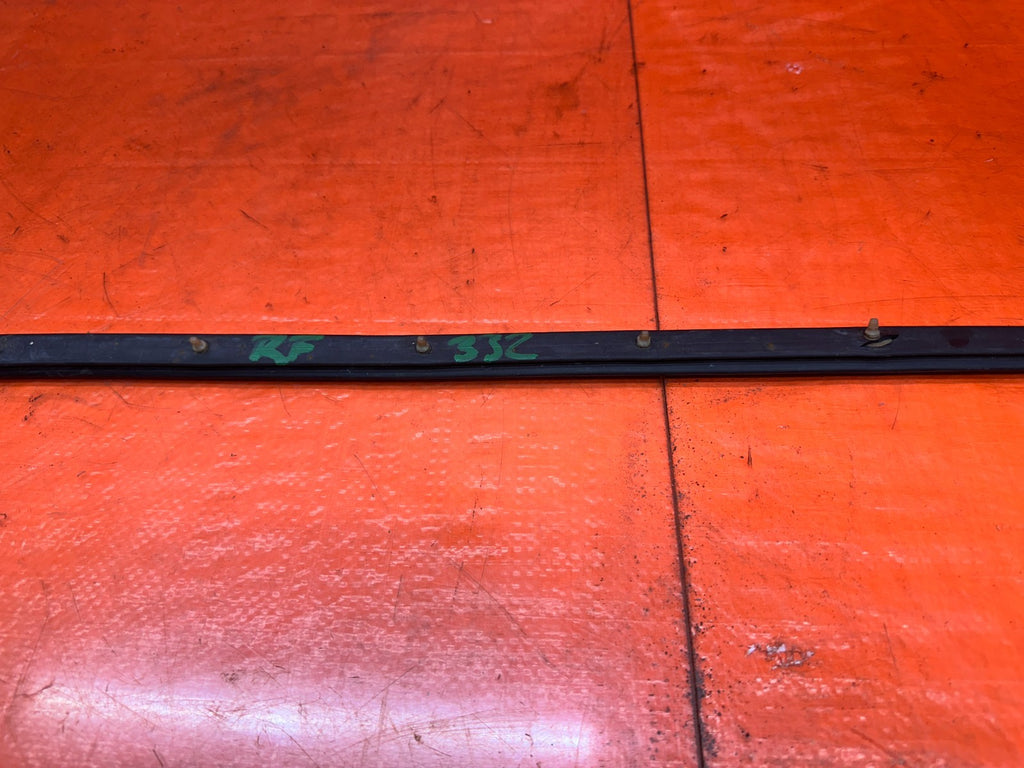 92 96 HONDA PRELUDE RIGHT FRONT LOWER DOOR WEATHERSTRIP OEM #3329