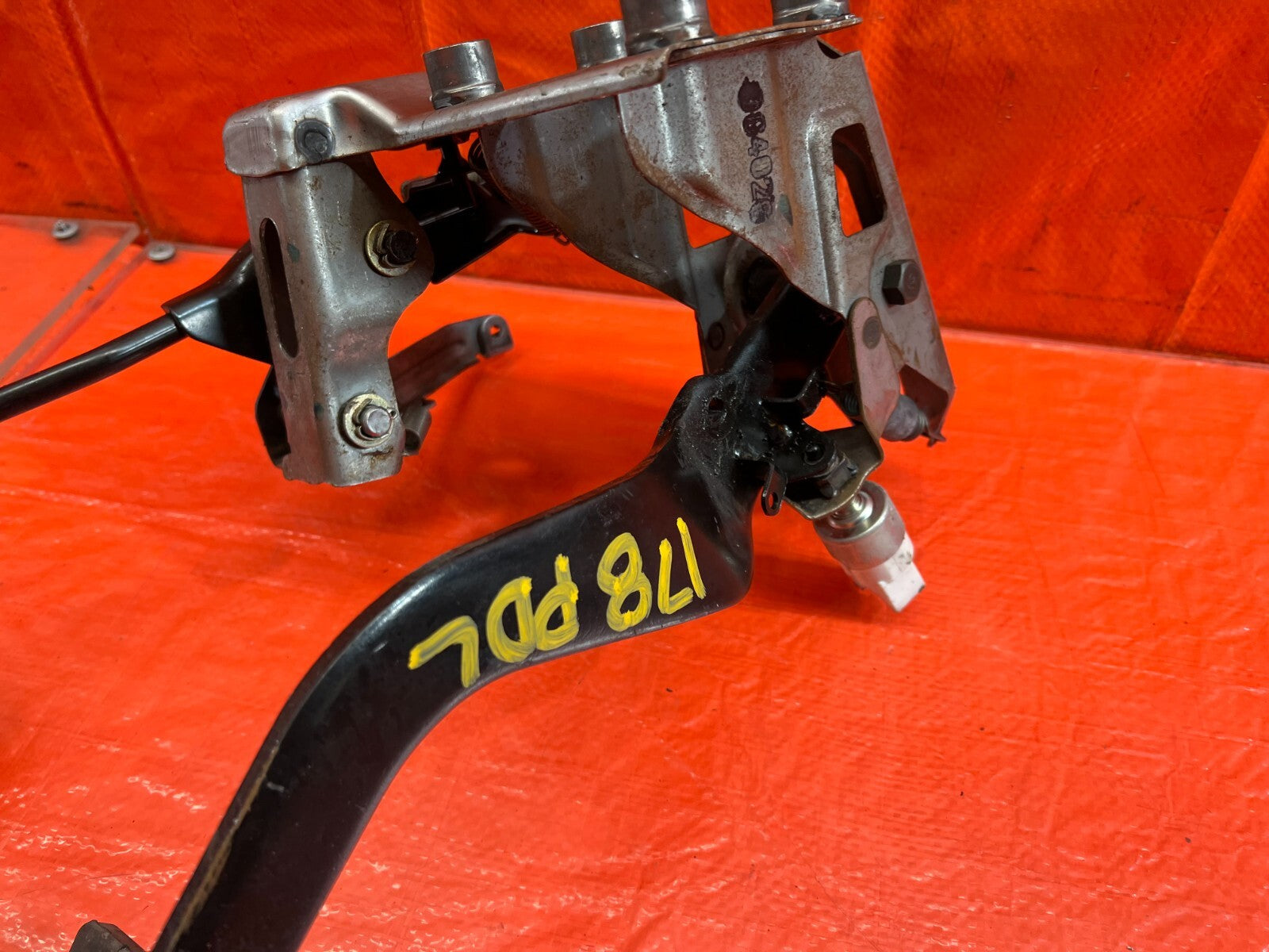 94 01 ACURA INTEGRA   AUTOMATIC TRANSMISSION MODEL   GAS AND BRAKE PEDAL OEM 1788