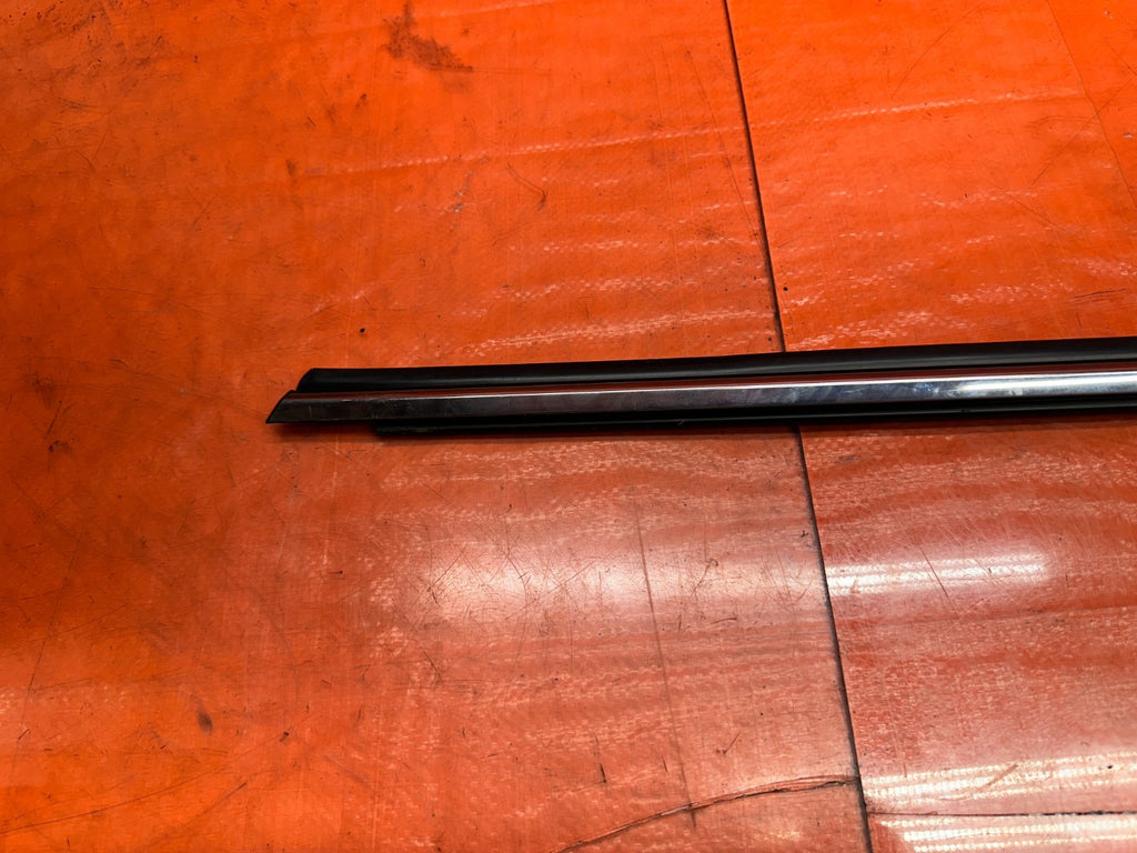 2016-2020 INFINITI Q60 COUPE PASSENGER RIGHT EXTERIOR GLASS TRIM OEM #20Q607