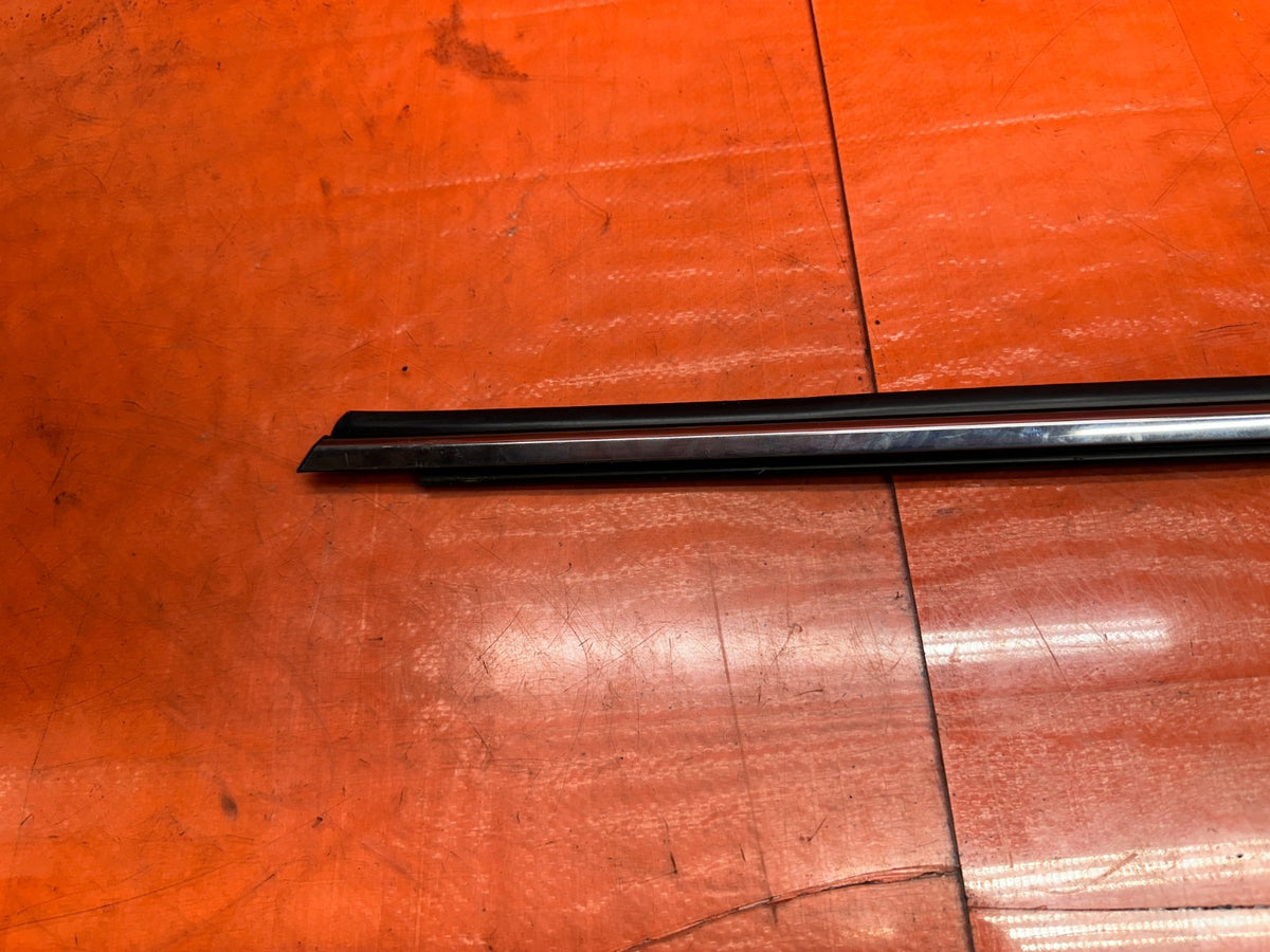 2016-2020 INFINITI Q60 COUPE PASSENGER RIGHT EXTERIOR GLASS TRIM OEM #20Q607
