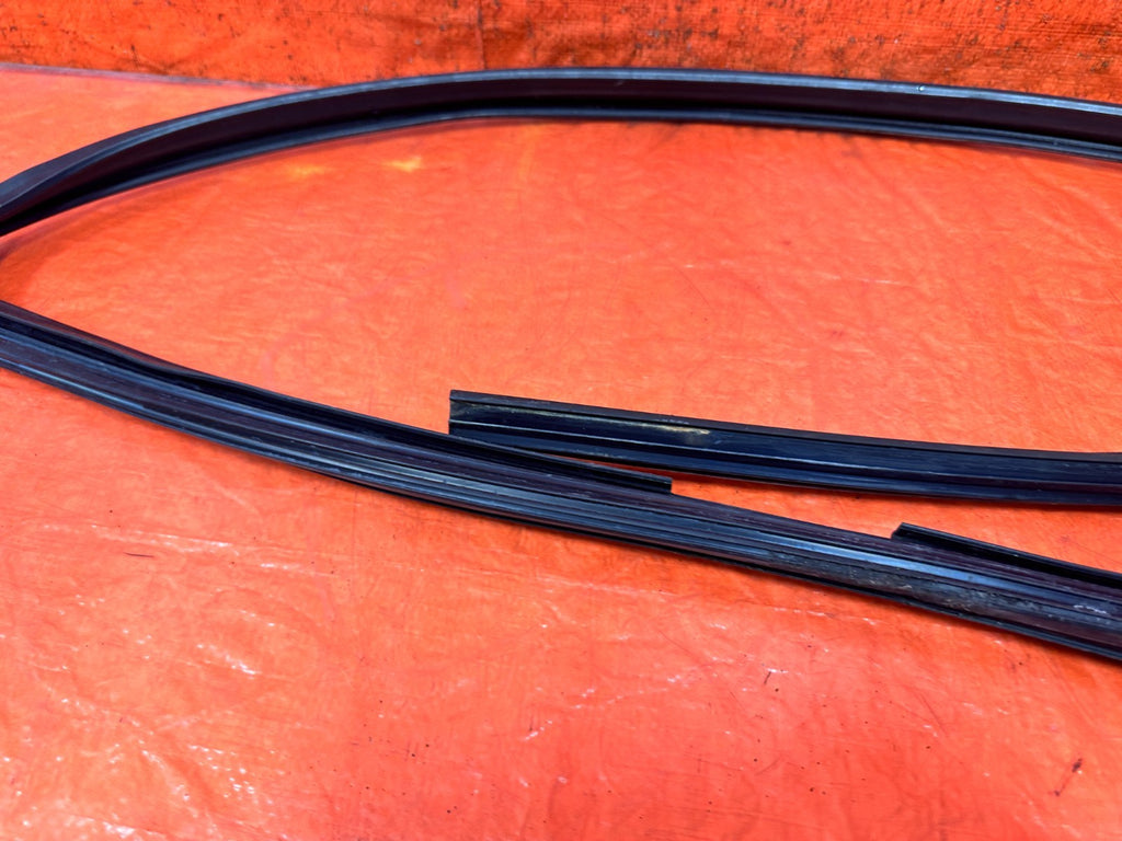 04 08 ACURA TSX LEFT DRIVER FRONT DOOR WINDOW GLASS RUN CHANNEL OEM #3305