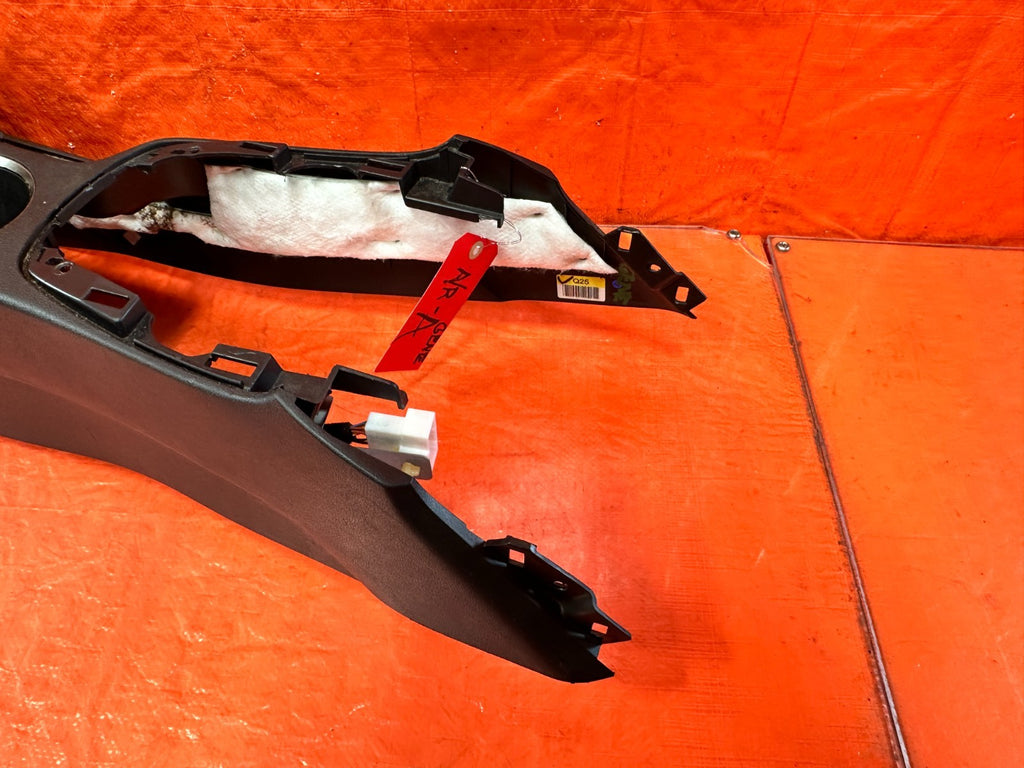 13 16 HYUNDAI GENESIS COUPE   ARM REST / CENTER CONSOLE STORAGE   OEM GENE2