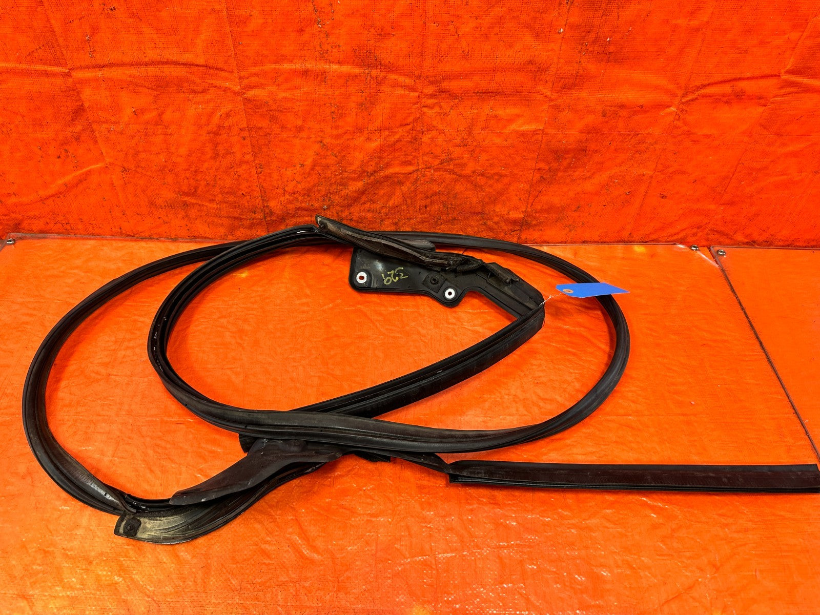 09 15 INFINITI G37 CONVERTIBLE REAR CONVERTIBLE TOP WEATHER STRIP RUBBER GASKET10