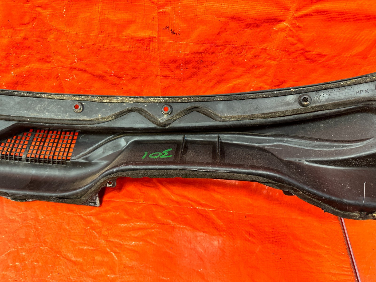 97 01 HONDA CR V   WINDSHIELD WIPER COWL TRIM PLASTIC   OEM FACTORY OE #3019