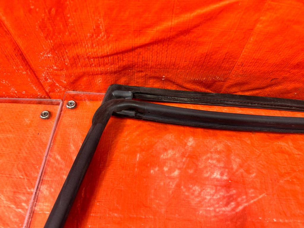 08 14 SUBARU IMPREZA WRX WAGON   DRIVER LEFT REAR DOOR WEATHER STRIP GASKET 2832