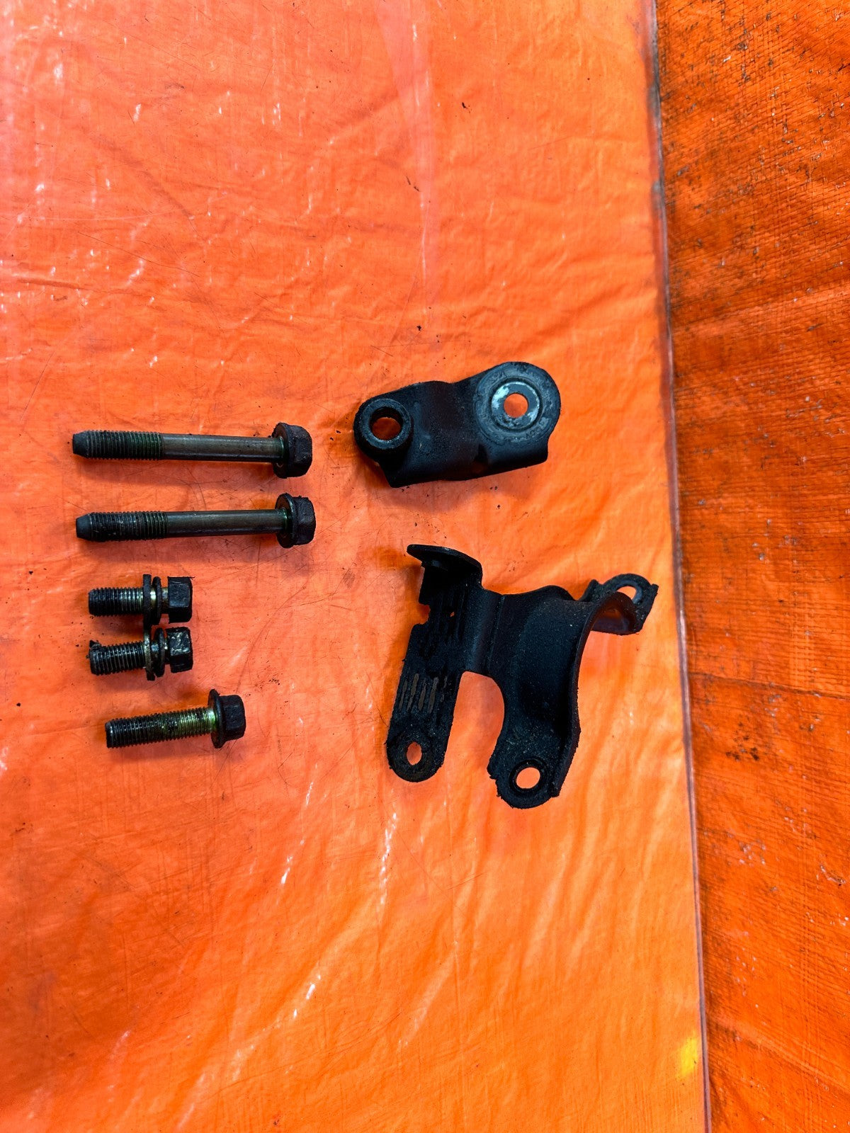 04 08 ACURA TSX   POWER STEERING RACK BRACKETS W/ BOLTS HARDWARE   OEM #3122
