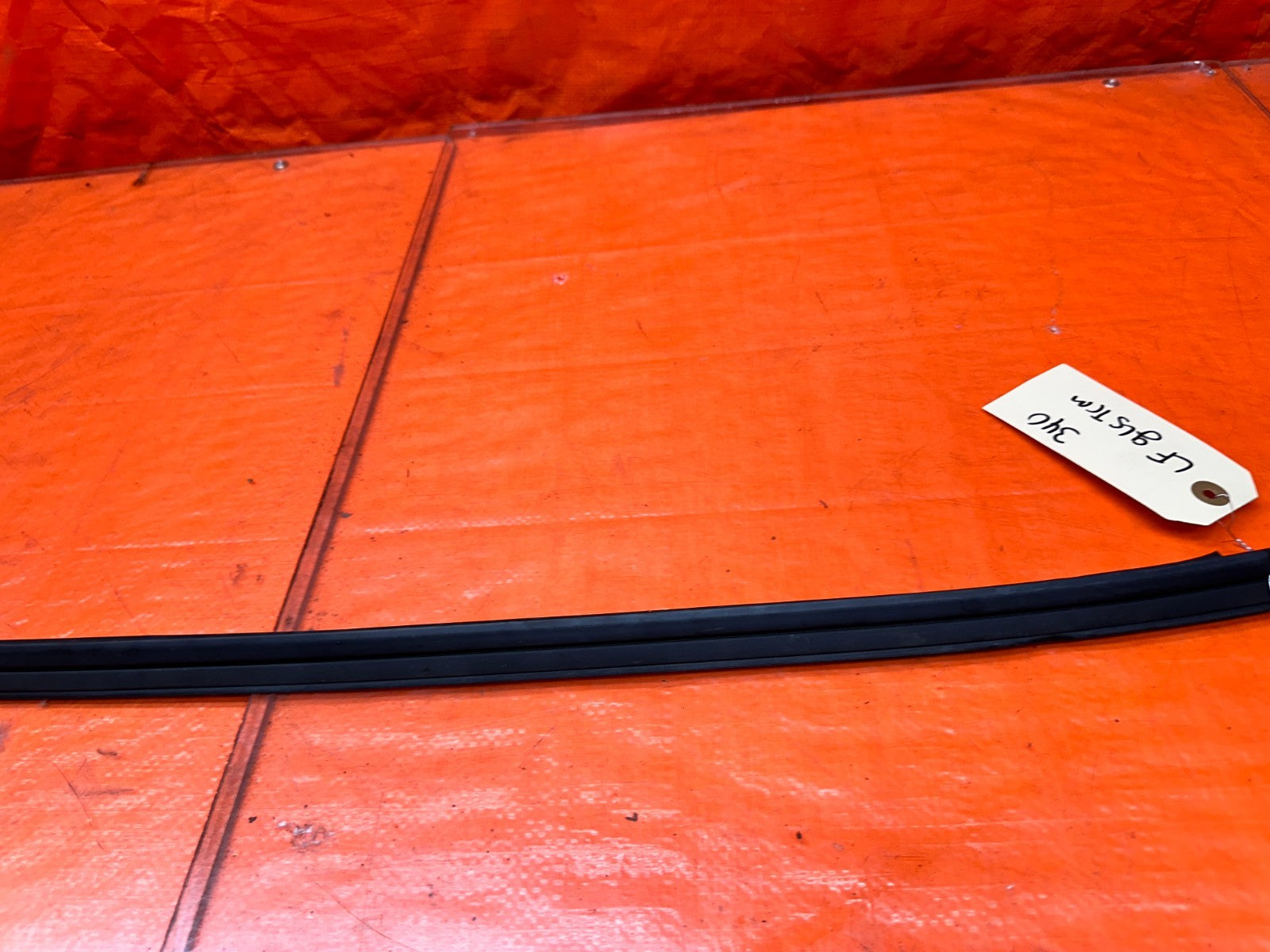 94-01 ACURA INTEGRA 4D SEDAN LEFT DRIVER WINDSHIELD WEATHERSTRIP SEAL #34010