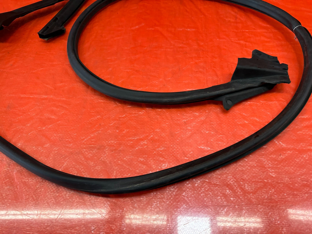 10 16 HYUNDAI GENESIS COUPE RIGHT LOWER DOOR WEATHER STRIP RUBBER SEAL 21910