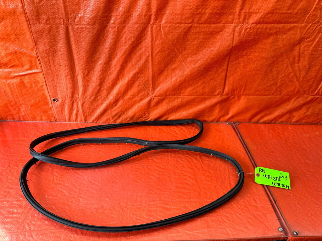 88 91 HONDA CRX   PASSENGER RIGHT FRONT   WEATHER STRIP TRIM SEAL GASKET OEM 2430