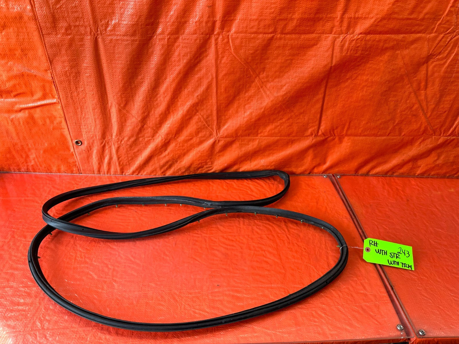 88 91 HONDA CRX   PASSENGER RIGHT FRONT   WEATHER STRIP TRIM SEAL GASKET OEM 2430