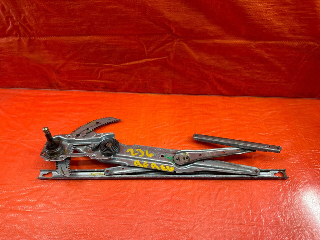 92 95 HONDA CIVIC DX COUPE HATCH RIGHT FRONT NON POWER WINDOW REGULATOR OEM 2360