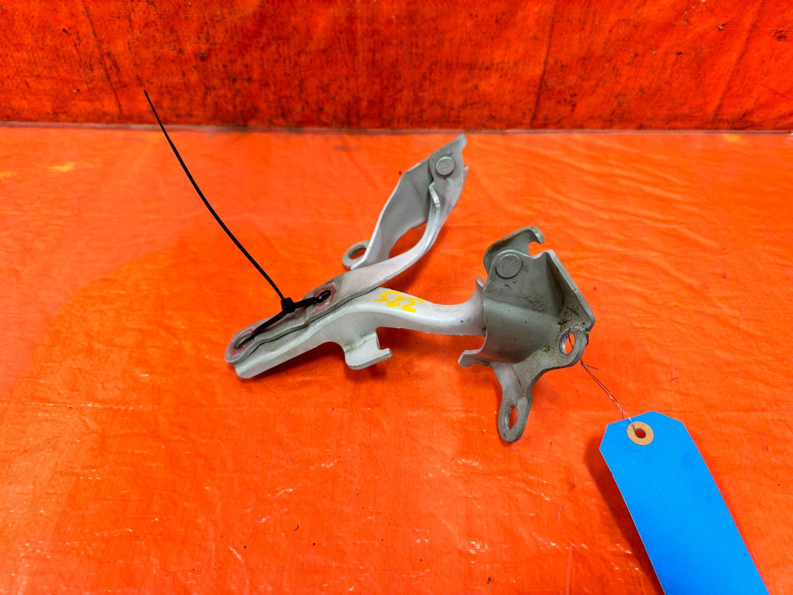 13 16 HYUNDAI GENESIS COUPE   LEFT & RIGHT HOOD HINGES   OEM 3261