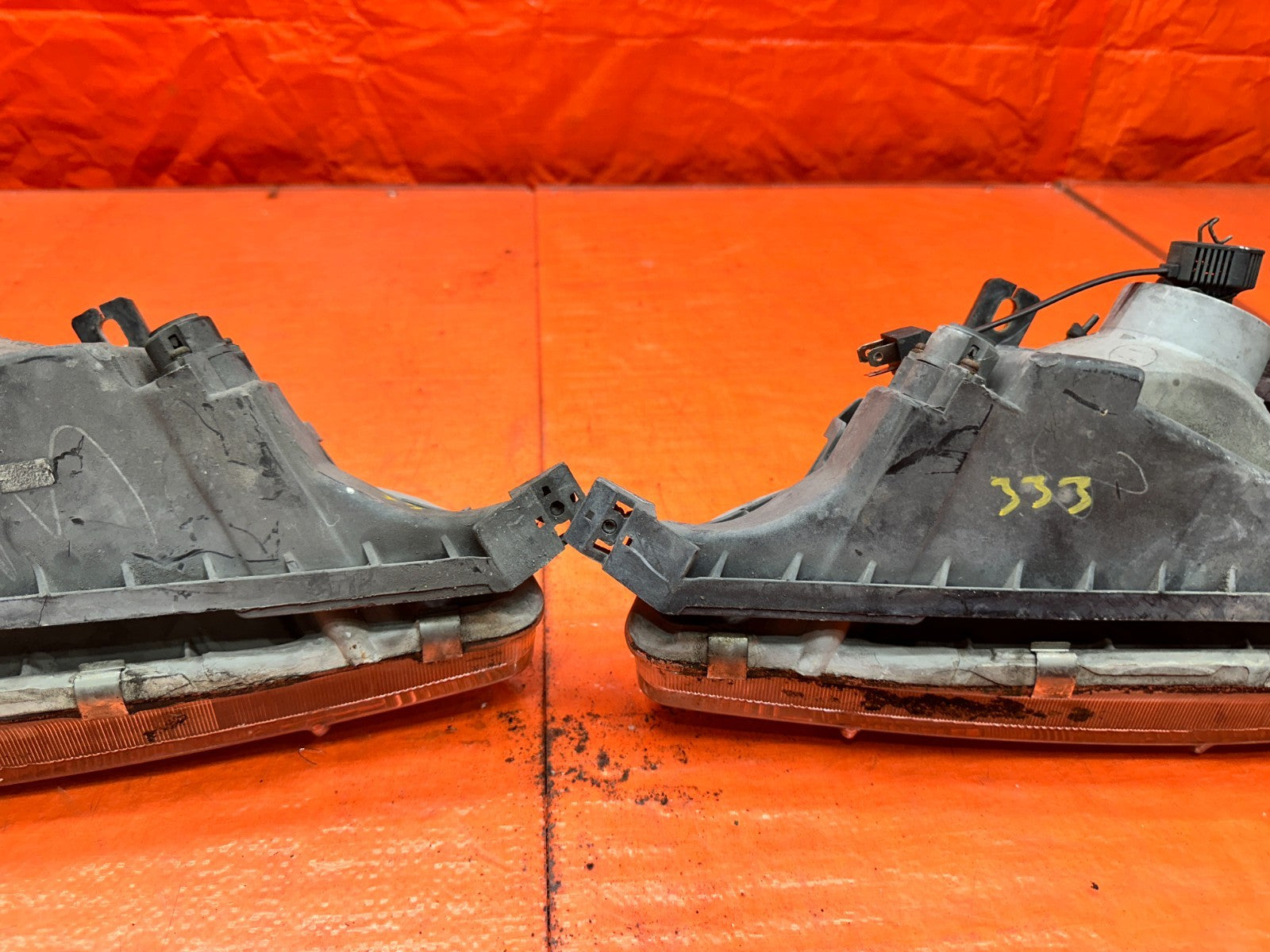 92 95 HONDA CIVIC 2D 3D   HEADLIGHTS LAMPS W/ CORNER LAMPS STANLEY   OEM #33320
