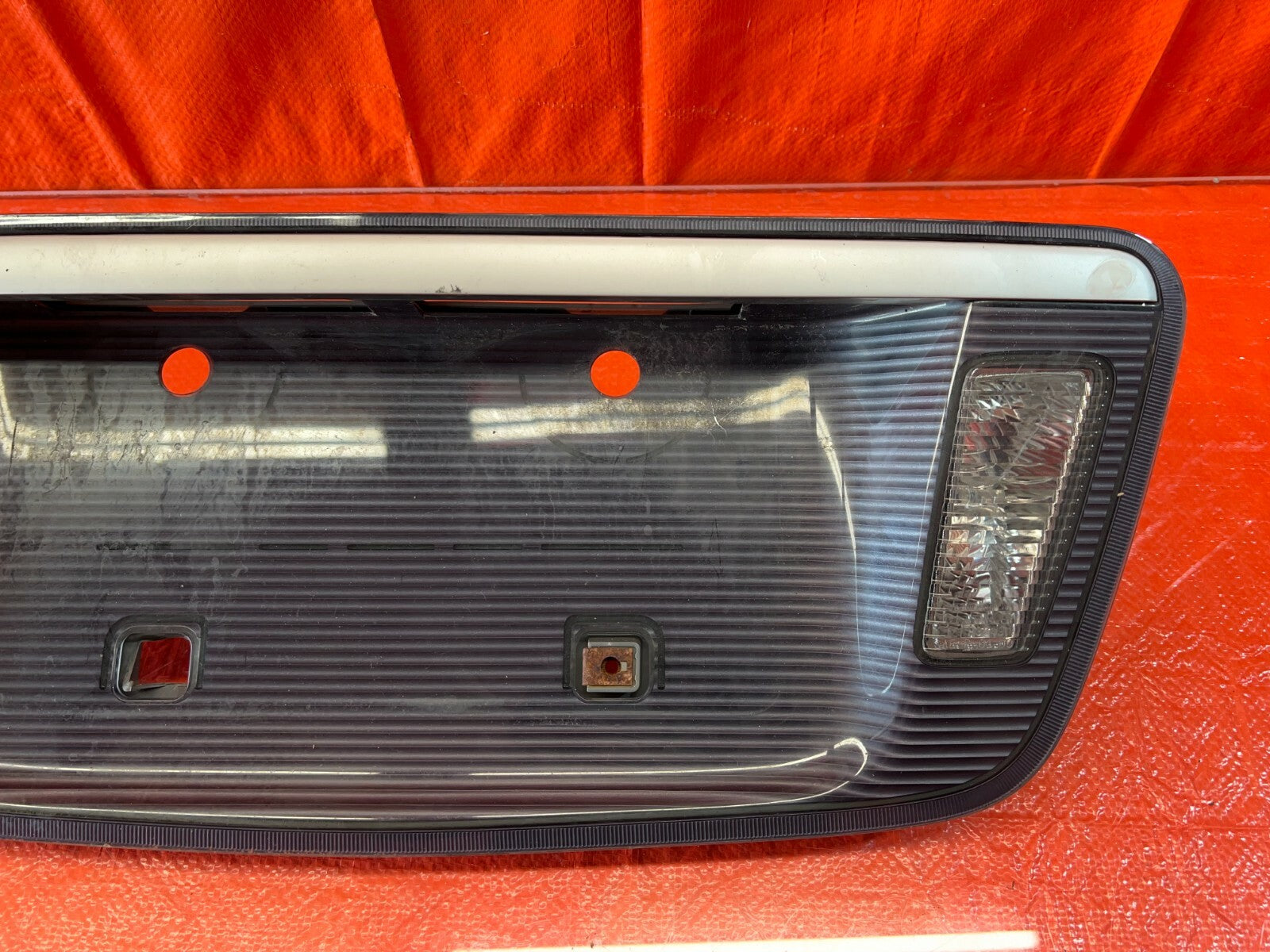 04 06 ACURA TL   REAR TRUNK LID LICENSE PLATE HOLDER TRIM W/ LIGHTS   OEM #1084
