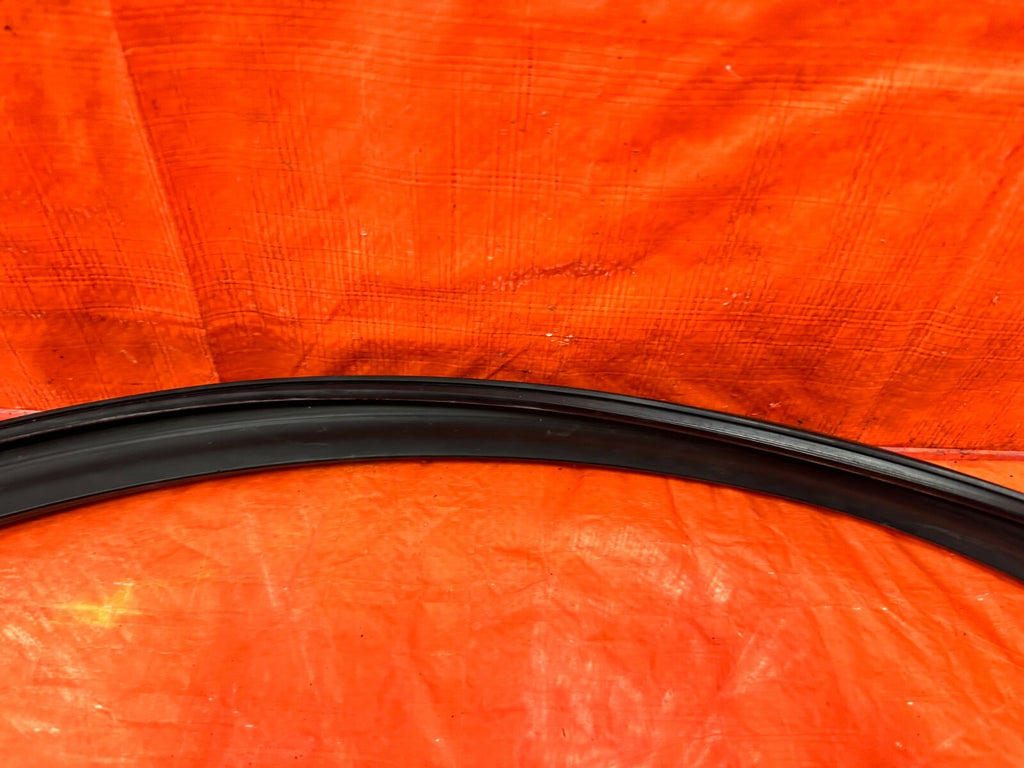 04 08 ACURA TSX   PASSENGER RIGHT REAR WINDOW GLASS RUN CHANNEL   OEM #2757