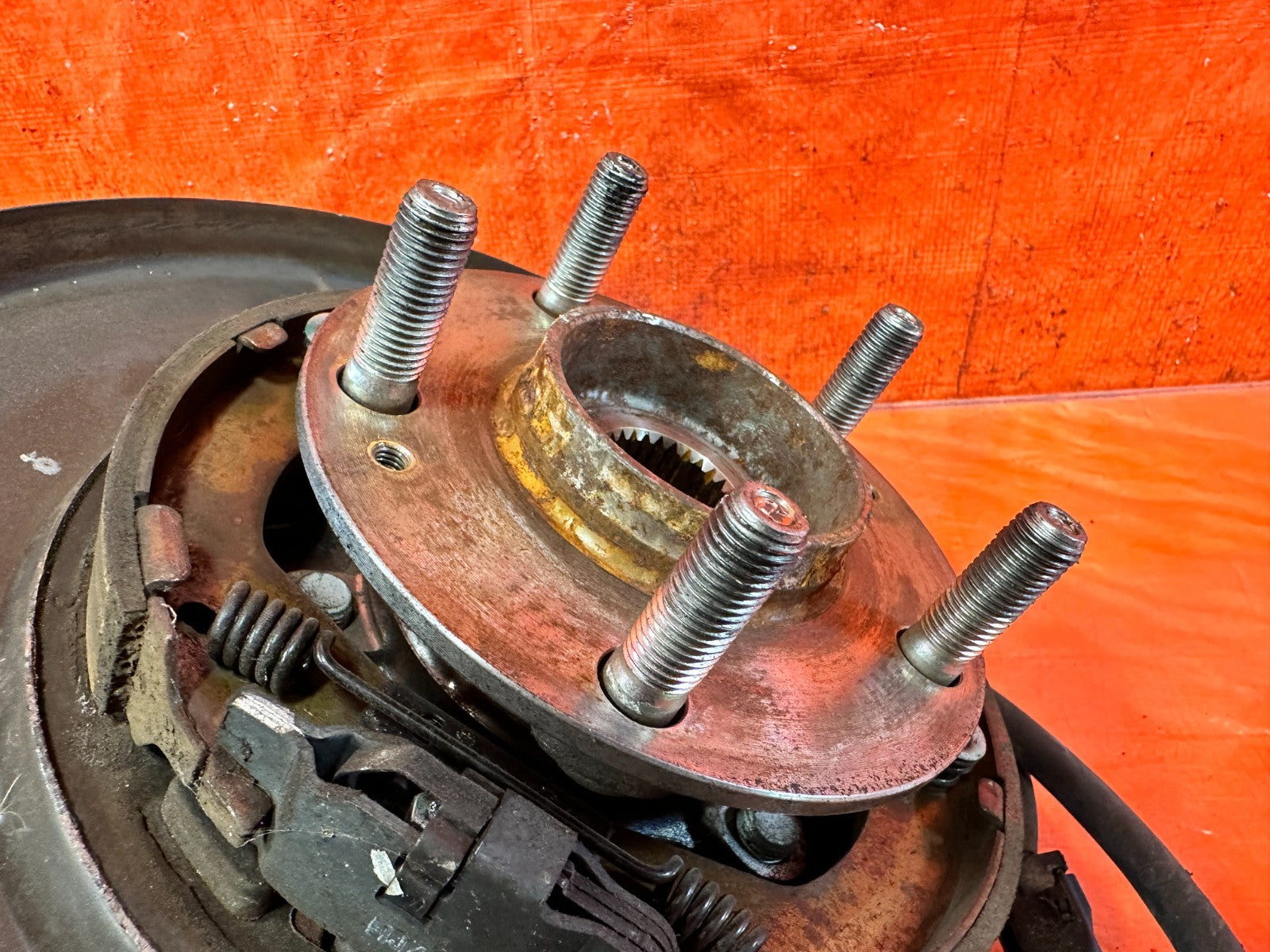 10 16 HYUNDAI GENESIS COUPE   DRIVER LEFT REAR SPINDLE KNUCKLE HUB OEM #3253