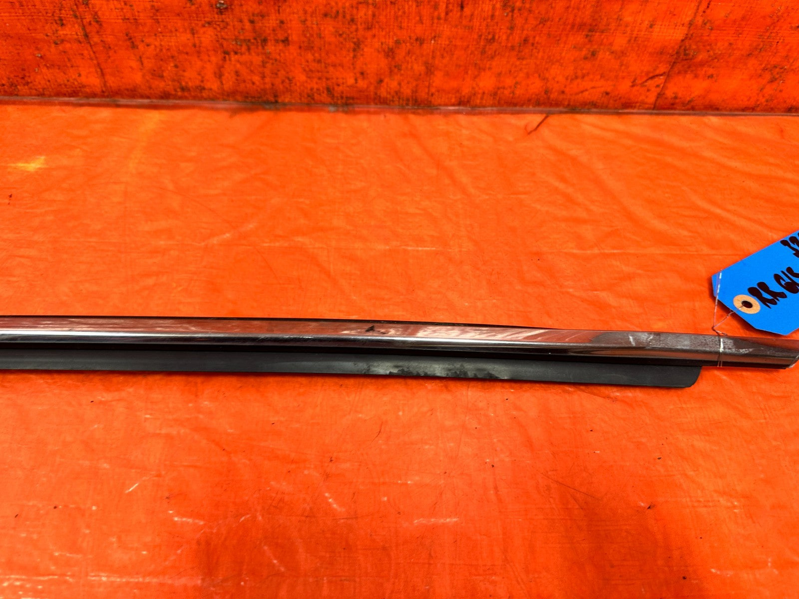 09 15 INFINITI G37 CONVERTIBLE   RIGHT REAR EXTERIOR WINDOW GLASS TRIM   OEM 3292