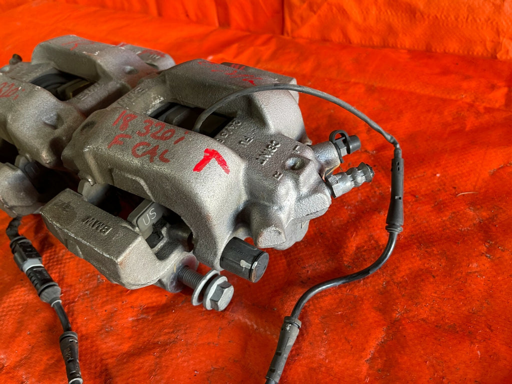 12 18 BMW 320i   BASE / NON SPORT MODEL   FRONT BRAKE CALIPER SET   LEFT RIGHT 6