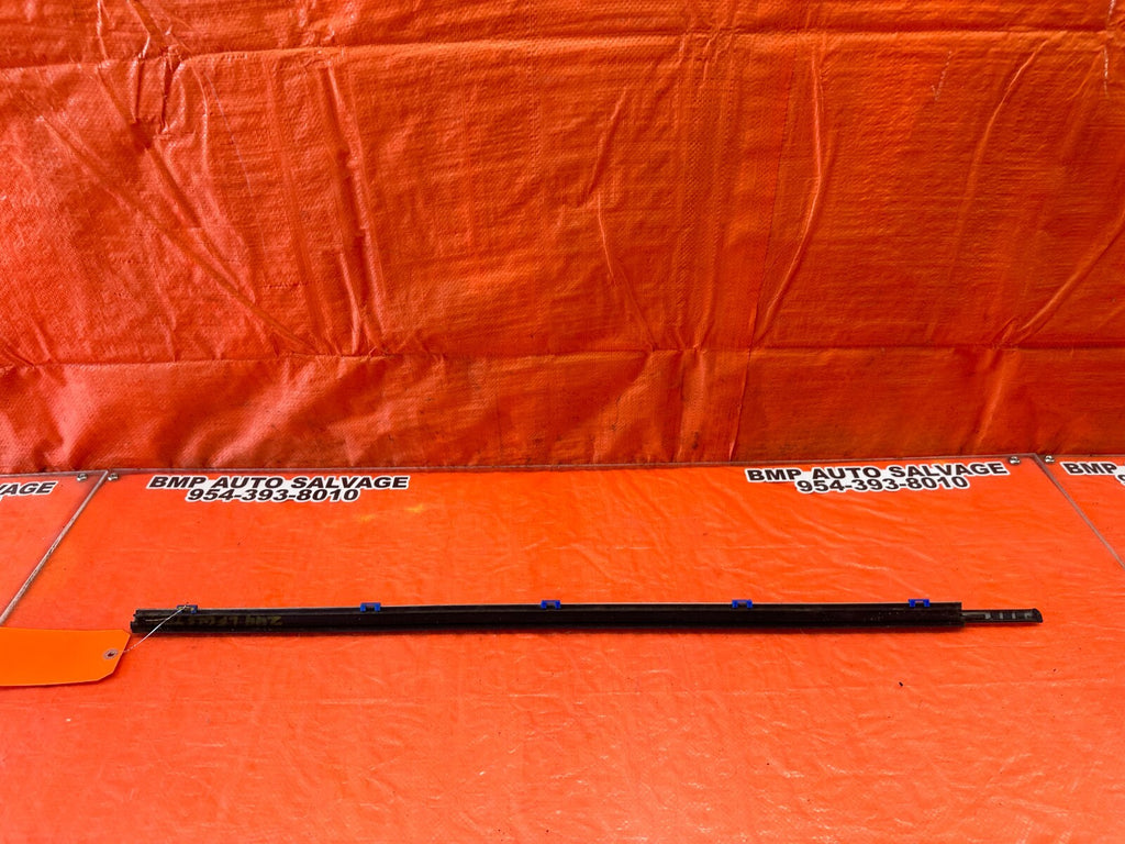 07 09 LEXUS ES350   DRIVER FRONT EXTERIOR WINDOW GLASS TRIM   OEM FACTORY #2448