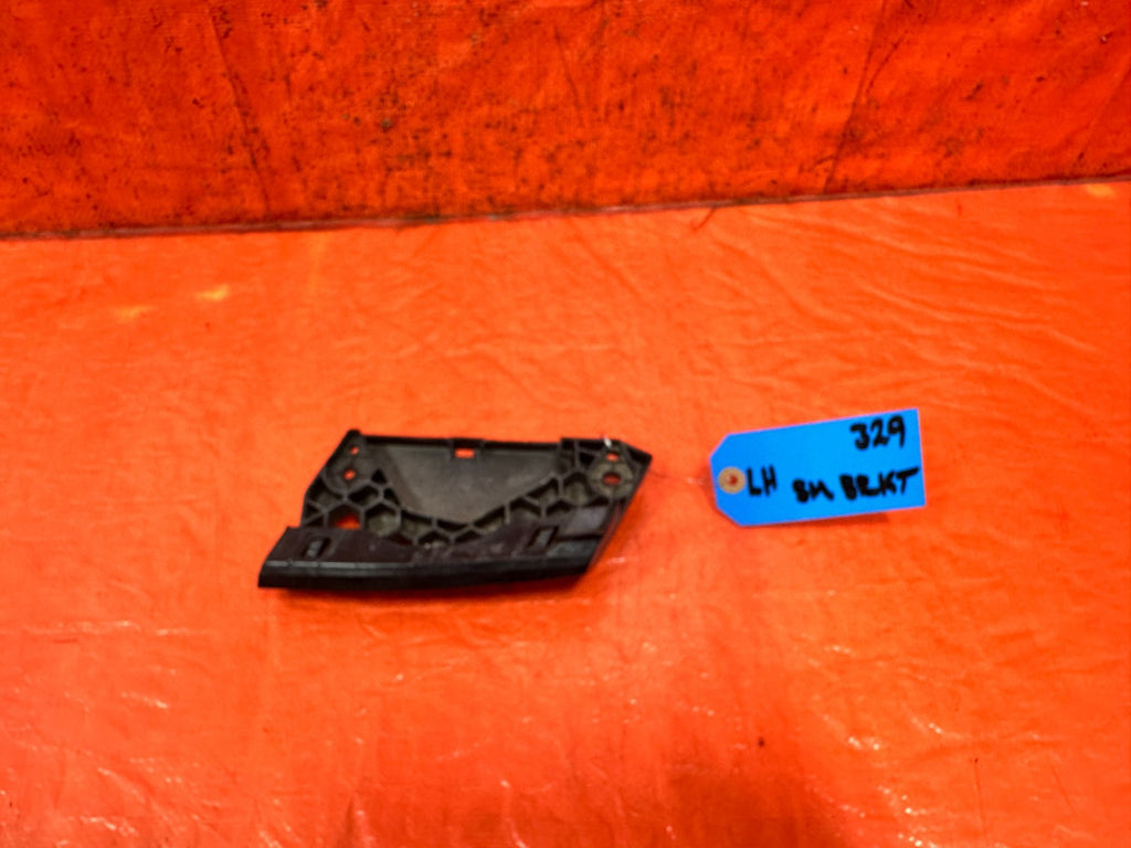 09 15 INFINITI G37 CONVERTIBLE   LEFT HEADLIGHT MOUNTING BRACKET   32325 1103L0