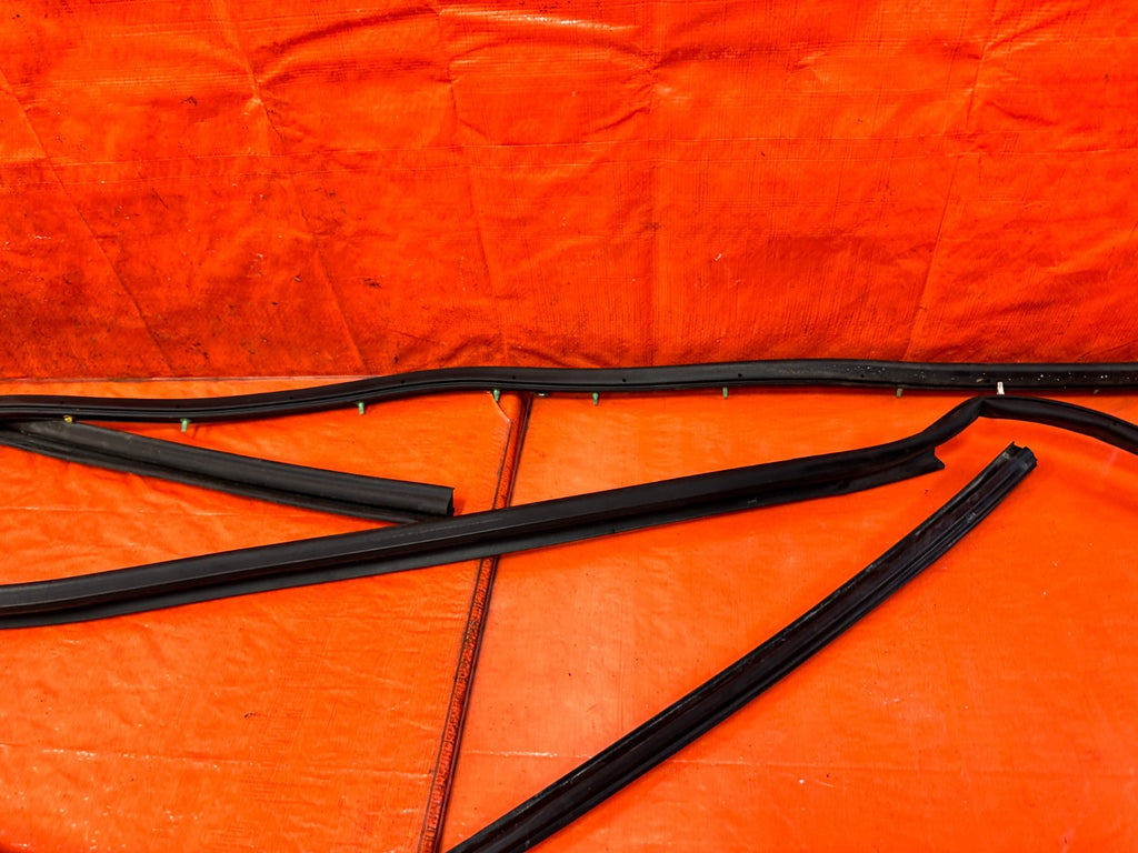 09 14 ACURA TSX   PASSENGER RIGHT FRONT   WEATHER STRIP TRIM RUN CHANNEL OEM 3215