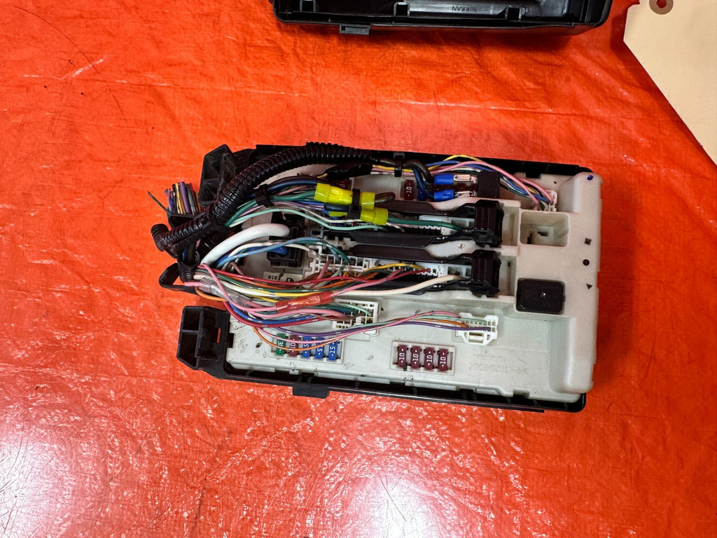 08 09 INFINITI G37 2D COUPE UNDER THE HOOD ENGINE BAY FUSE BOX PANEL   OEM 3283