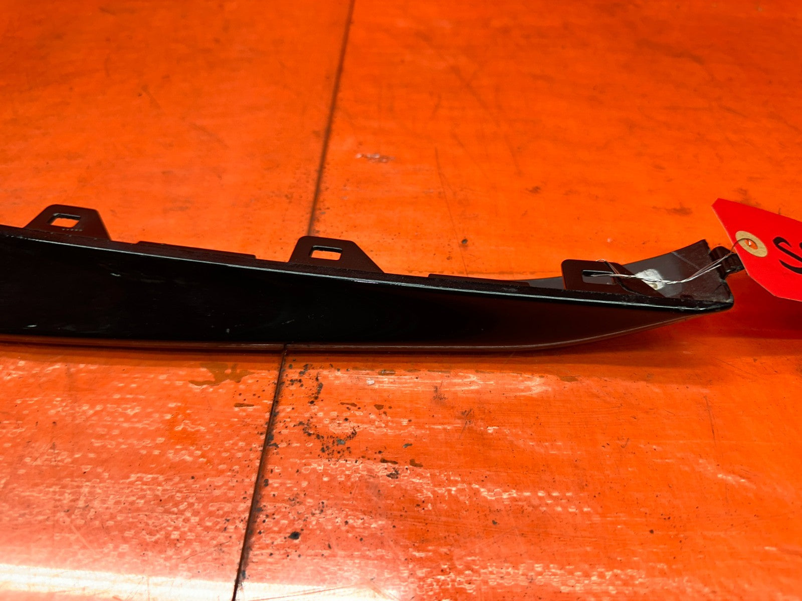 22 26 CADILLAC CT4 BLACKWING   PASSENGER RIGHT LOWER DEFLECTOR FASCIA 845909045