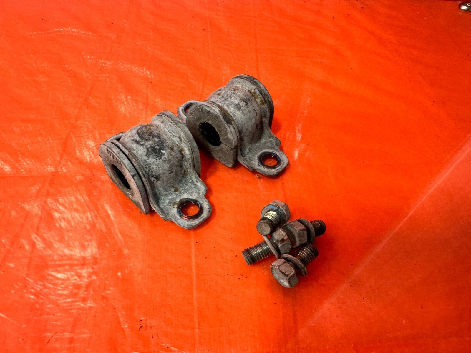 04 08 ACURA TSX   LEFT & RIGHT REAR SWAY BAR BRACKETS & BUSHINGS   OEM #2757