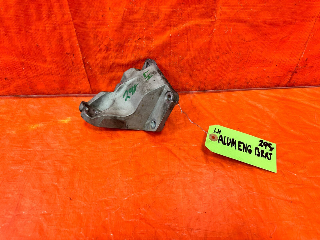03 07 INFINITI G35 COUPE   LEFT ALUMINUM ENGINE BRACKET   REAR WHEEL DRIVE 2980