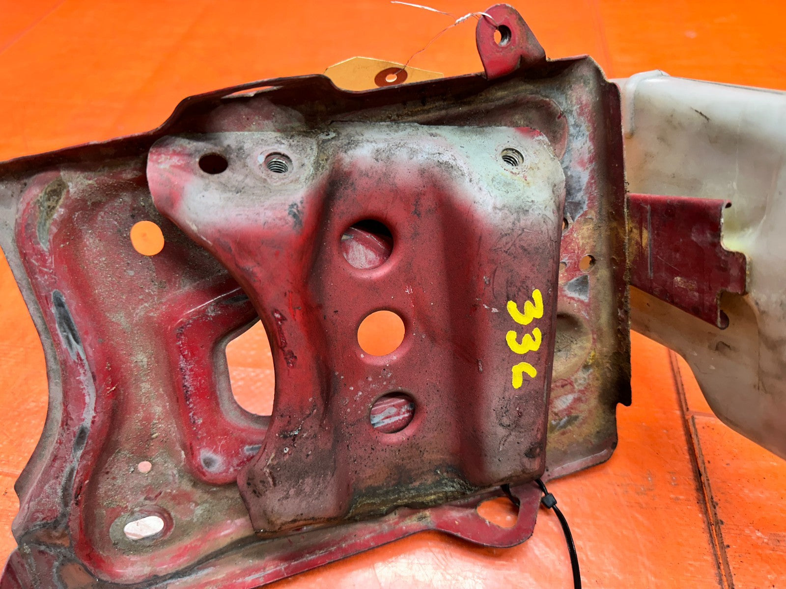 97 01 HONDA PRELUDE 2.2L H22A BATTERY HOLD DOWN TRAY MOUNT BRACKET OEM #3366
