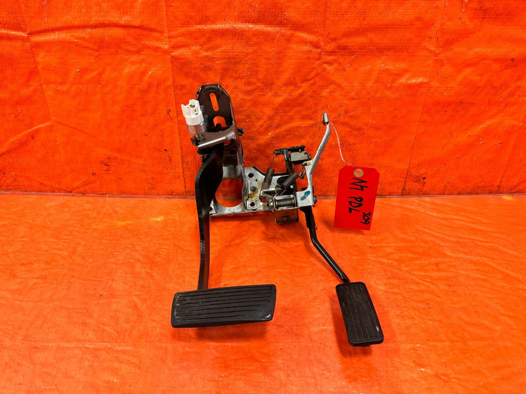 94 01 ACURA INTEGRA   AUTOMATIC TRANSMISSION MODEL   GAS AND BRAKE PEDAL OEM 3090