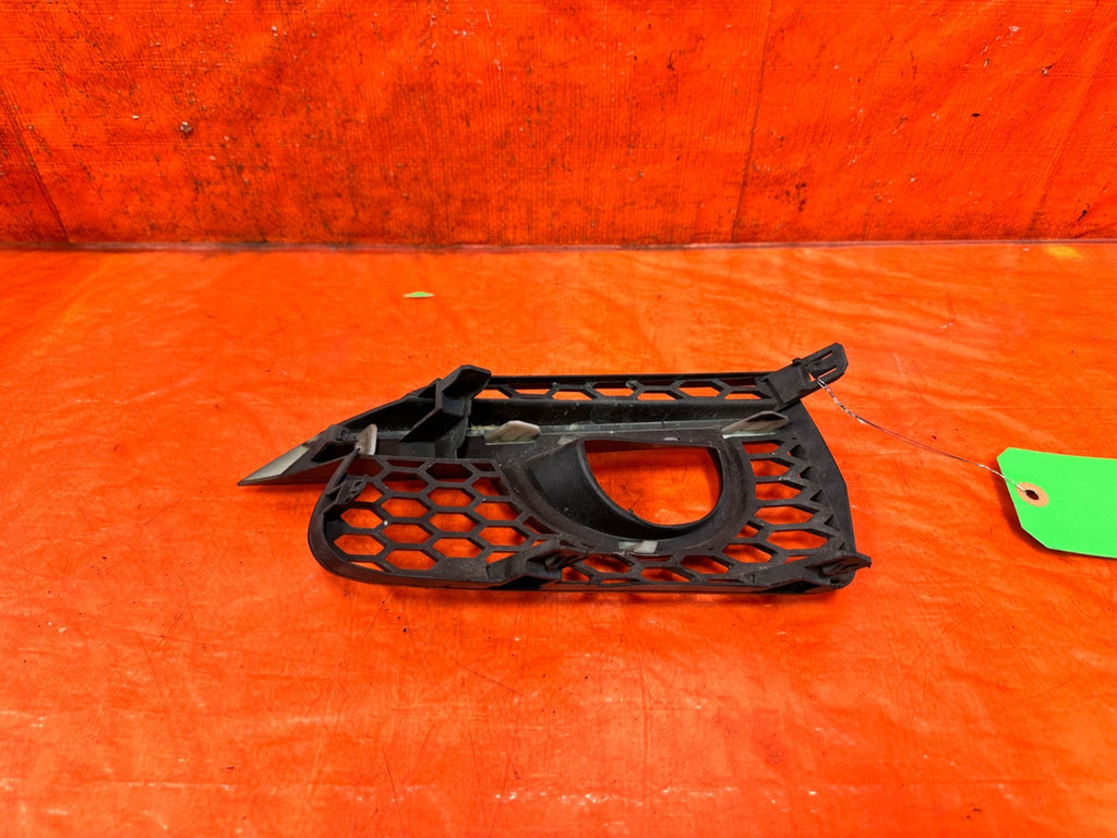 14 17 INFINITI Q50   RIGHT FOG LIGHT TRIM   OEM 3162
