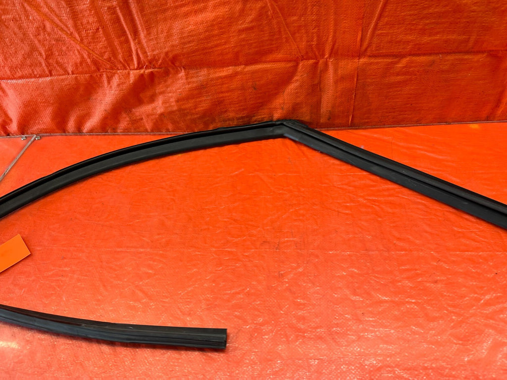 14 21 INFINITI Q50   PASSENGER RIGHT FRONT WINDOW GLASS RUN CHANNEL   OEM #24212