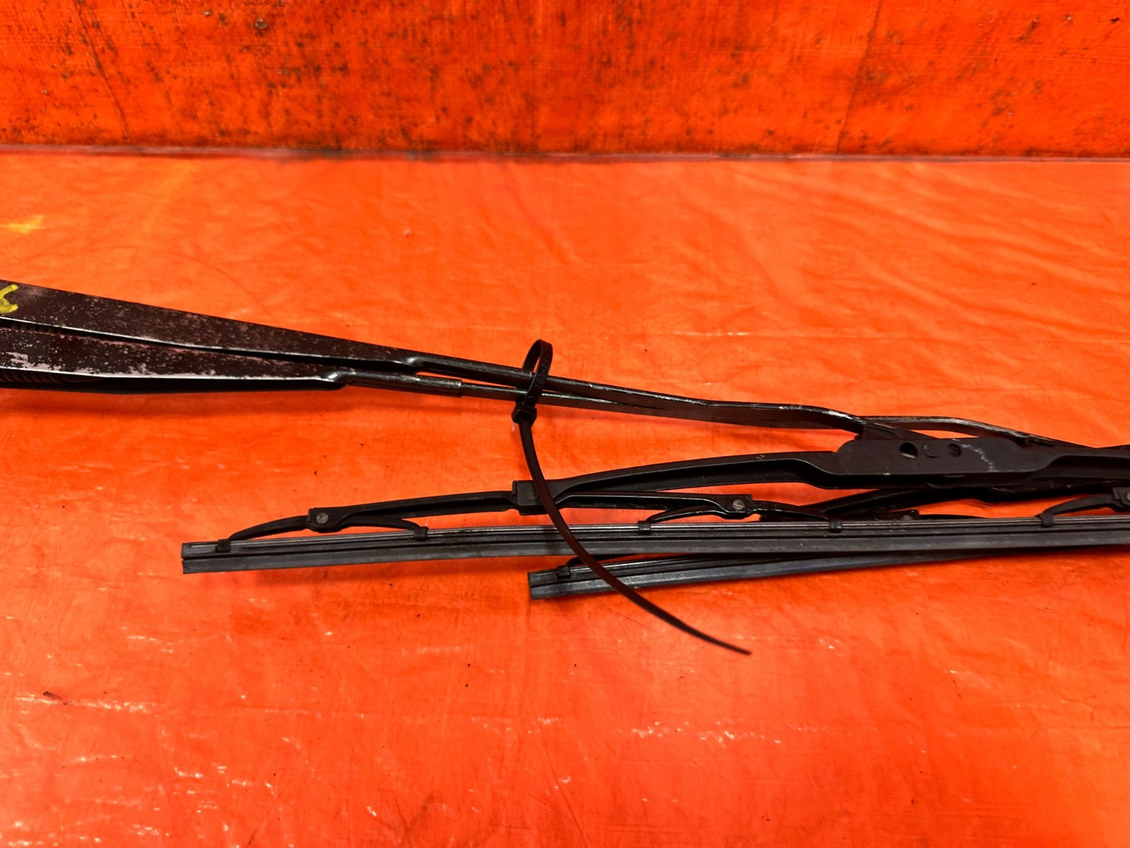 92 95 HONDA CIVIC   LEFT & RIGHT WINDSHIELD WIPER ARMS    OEM FACTORY #32711