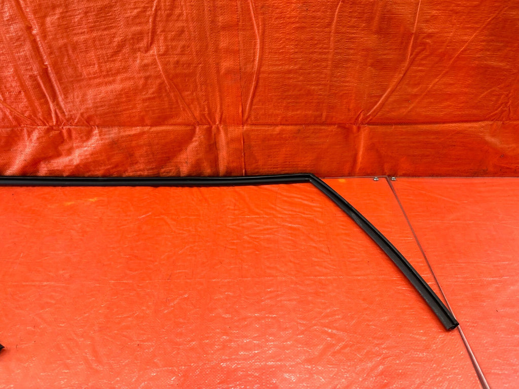 06 11 HONDA CIVIC COUPE PASSENGER RIGHT FRONT WINDOW GLASS RUN CHANNEL OEM #2374