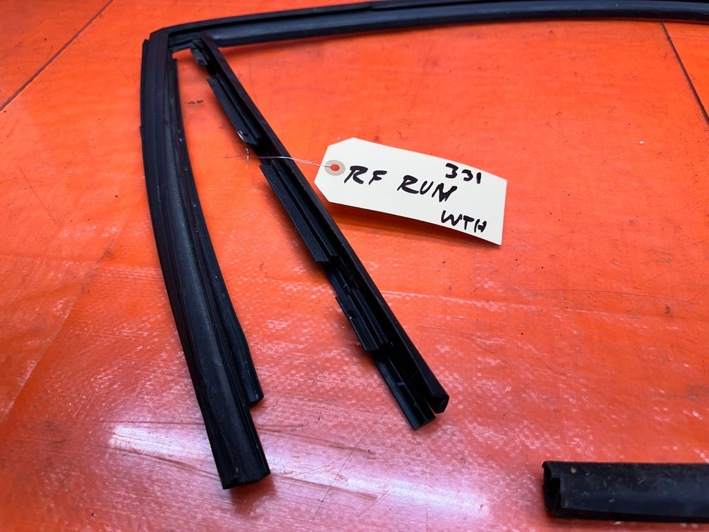 94 01 ACURA INTEGRA 2D RIGHT PASSENGER DOOR WINDOW RUN CHANNEL SEAL OEM #3314