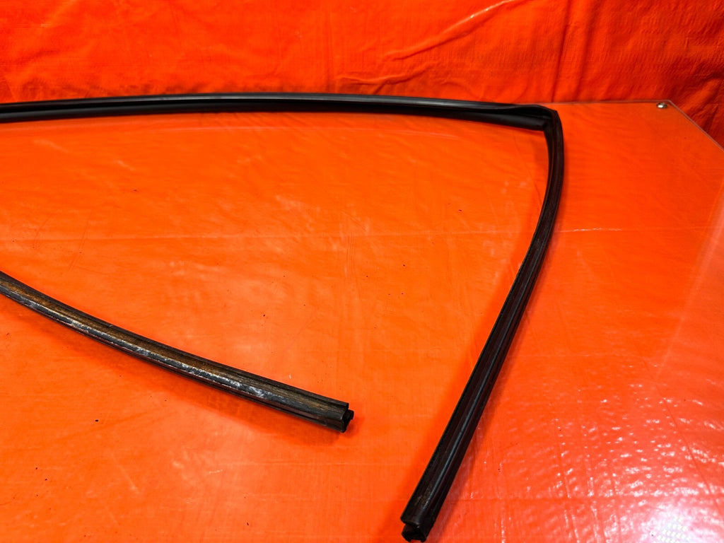 06 11 CIVIC 4D SEDAN   PASSENGER RIGHT FRONT WEATHER STRIP RUN CHANNEL OEM #2704